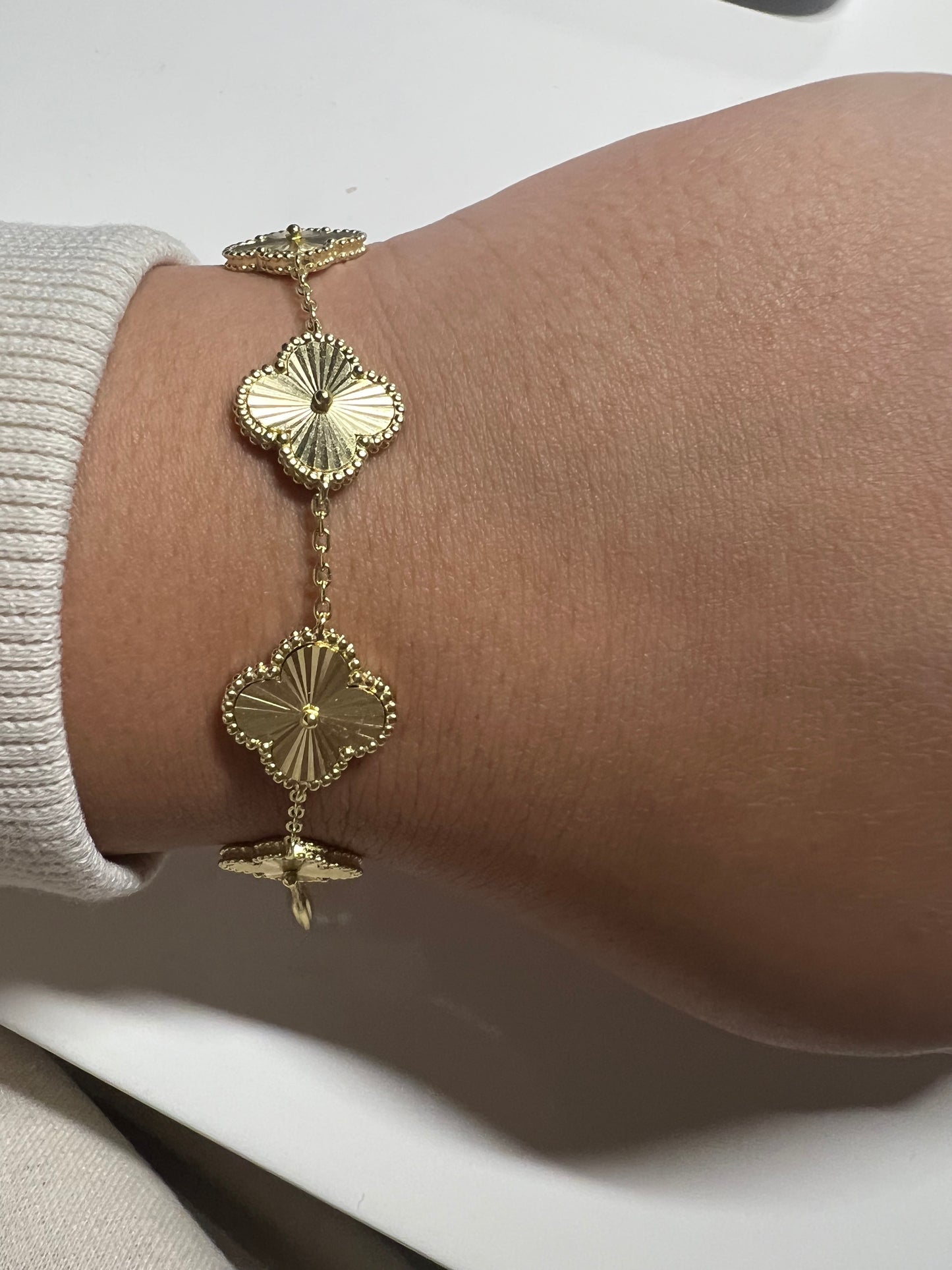 5 motif gold clover bracelet